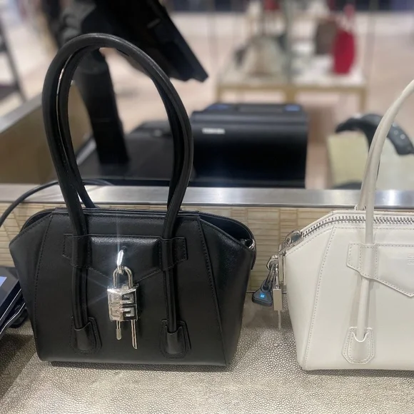 「アンティゴナロック」ミニバッグ ブラック Givenchy | Bags | Givenchy Mini Antigona Lock Bag 22 | Poshmark